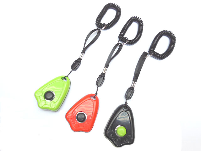 DOG ACTIVITY CLICKER IN PFOTENFORM MIT TASTE, SPIRALARMBAND, VERLÄNGERUNG  UND ROSTFREIER EDELSTAHLZUNGE