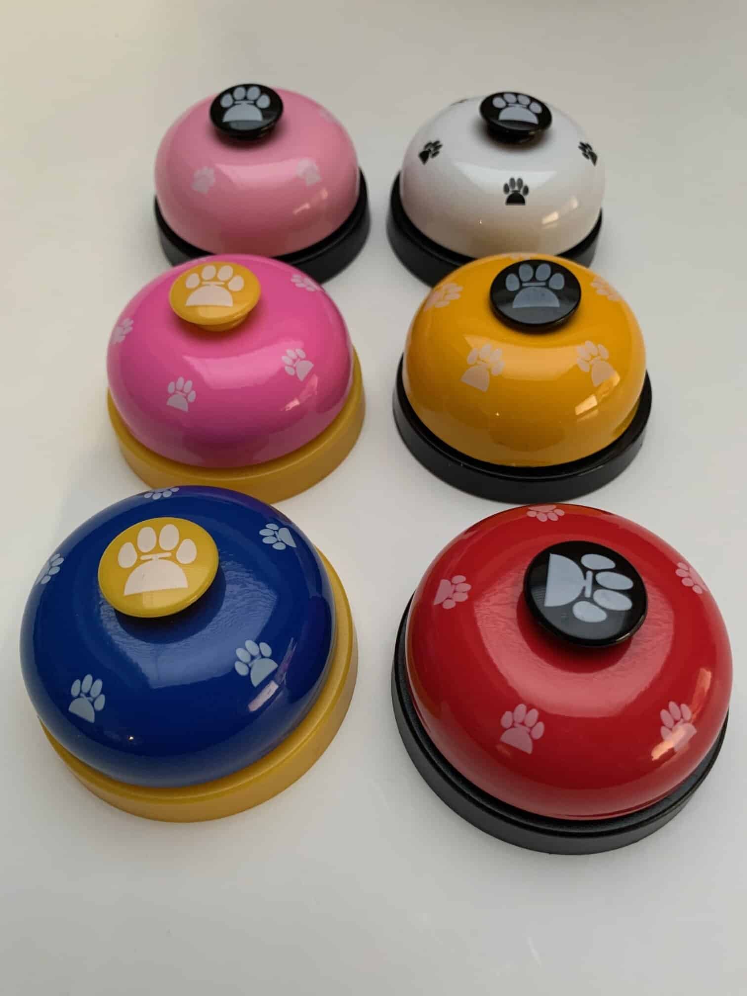 Bunte Hundepfeifen im 6er-Set mit verschiedenen Farben und Designs.